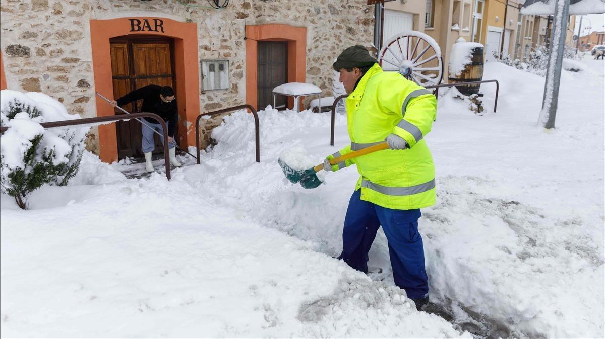 zentauroepp41507242 a man uses a shovel to clean the entrance of a bar in torrec180107144146