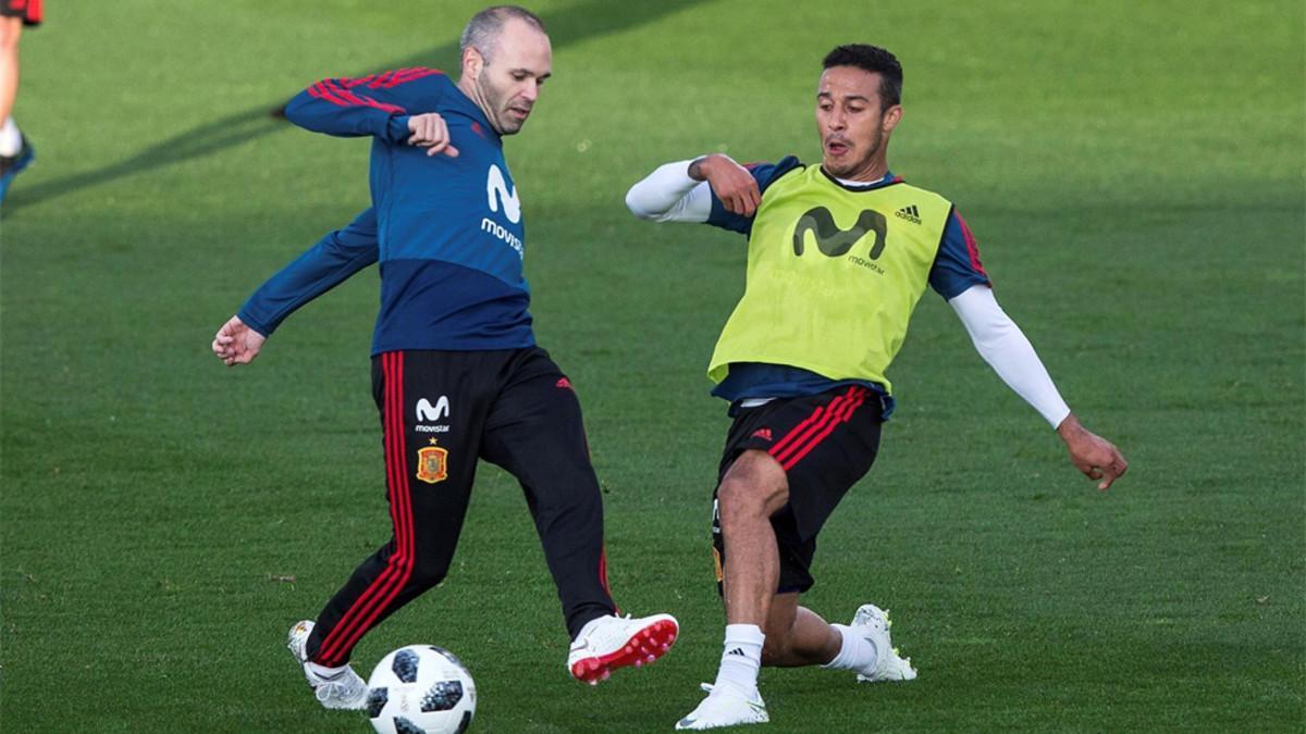Andrés Iniesta y Thiago Alcántara durante un entrenamiento de la selección española en la Ciudad del Fútbol de la RFEF