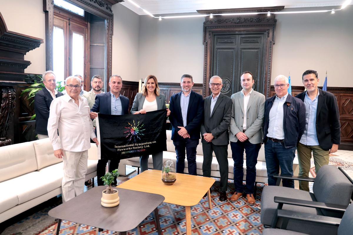 Catalá ha recibido a los componentes de Aepiro para abordar el congreso de pirotecnia.