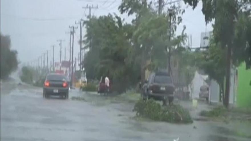 El huracán Odile toca tierra en México