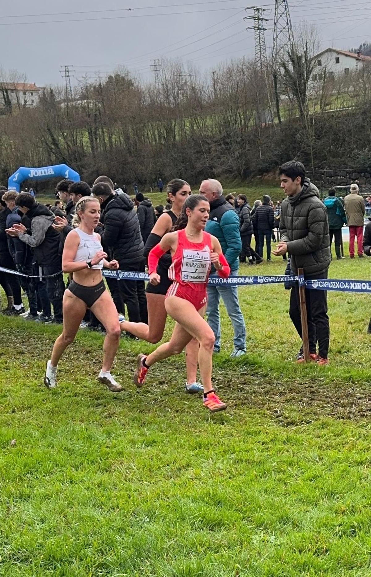 Isabel Barreiro, delante de Ángela Viciosa y Lucy Jones en el cross de Elgoibar.