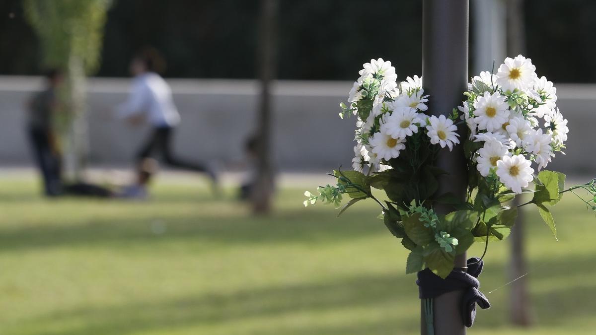 Un ramo de margaritas recuerda a los niños Ruth y José, asesinados por su padre, José Bretón, en el parque que lleva el nombre de los pequeños en Córdoba, en una imagen tomada el pasado martes 5 de octubre.