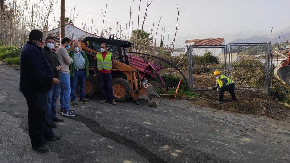 Técnicos municipales supervisan los trabajos de mejora efectuados por Endesa.