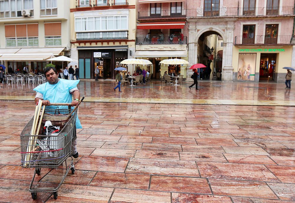 El Centro de Málaga ha vivido un viernes pasado por agua.