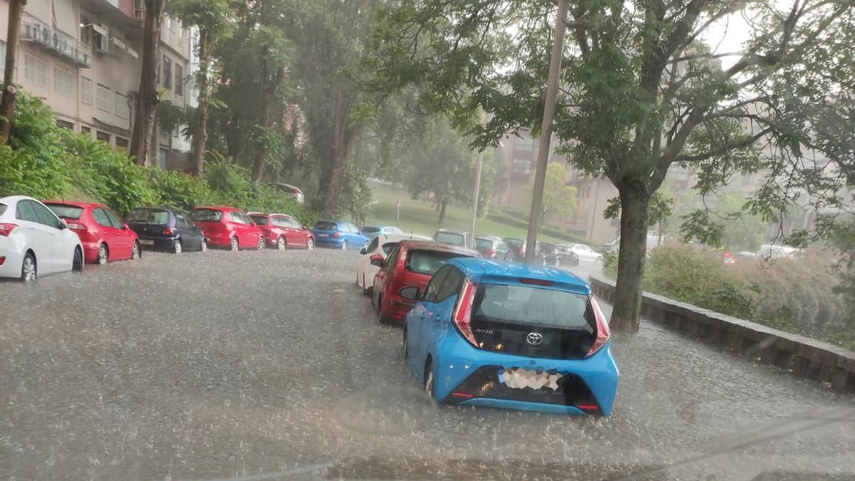 Calle inundada en Ourense, esta tarde