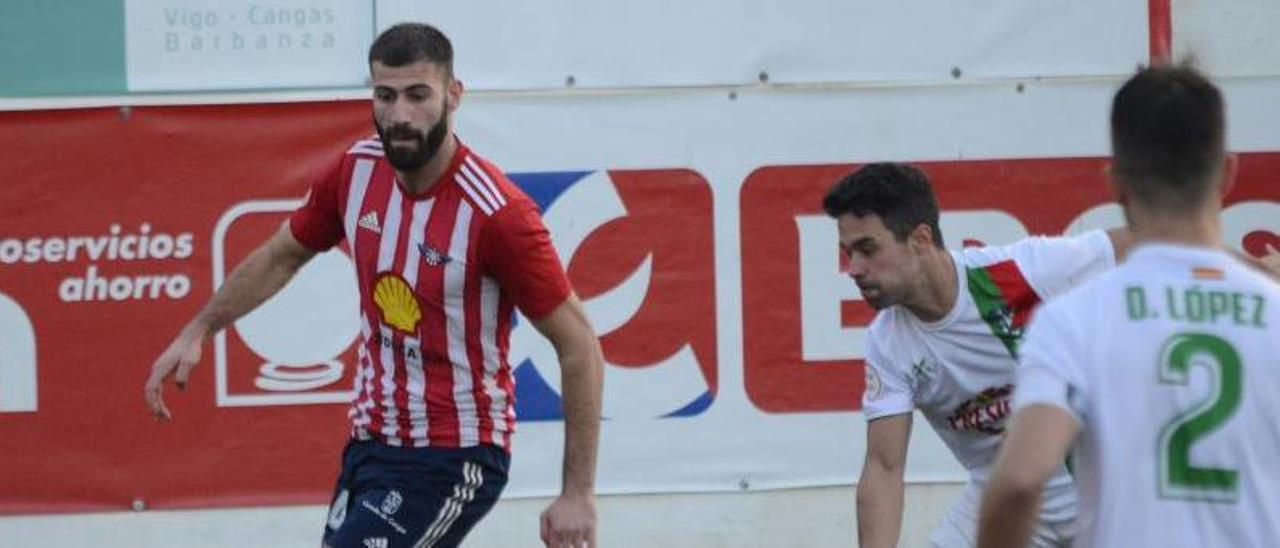 Abel controla el balón en una acción del partido entre el Alondras y el Racing Villalbés. |  // GONZALO NÚÑEZ