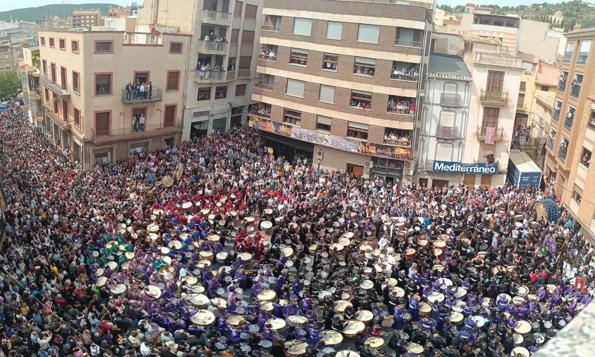 La Rompida de la Hora se ha convertido en el acto referente de la Semana Santa alcorina, que atrae a cientos de visitantes.