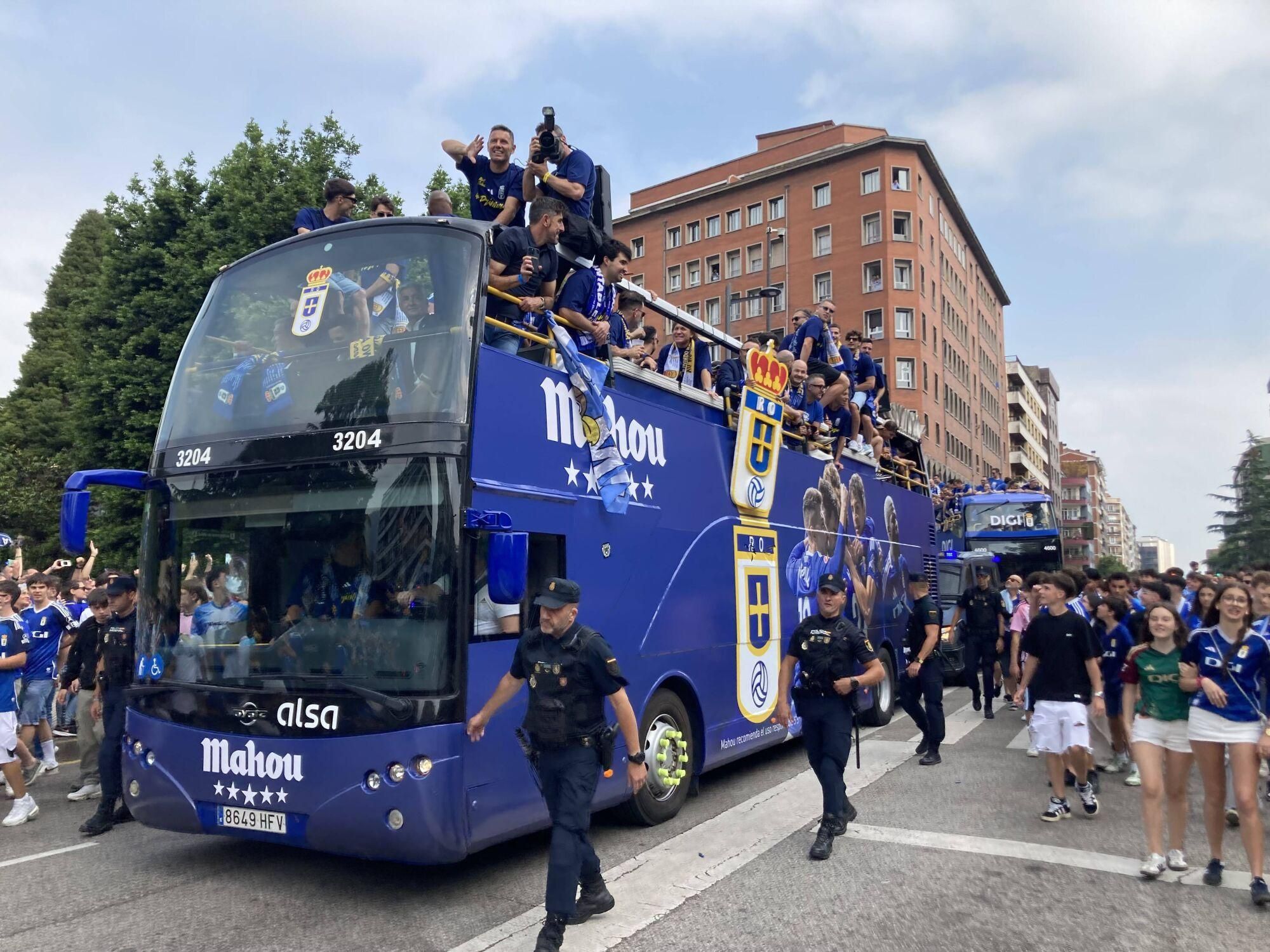 Locura azul en las calles de Oviedo para celebrar el ascenso del equipo a Primera División