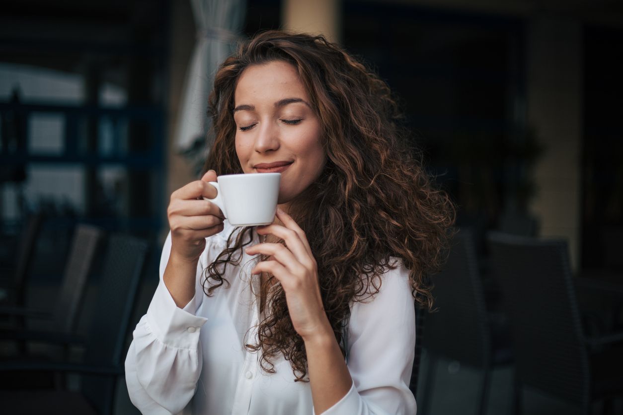 Un café como el de cafetería pero sin salir de casa