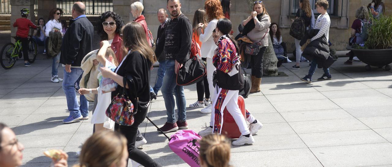 Turistas con sus maletas por el centro de Avilés, en una imagen de archivo.