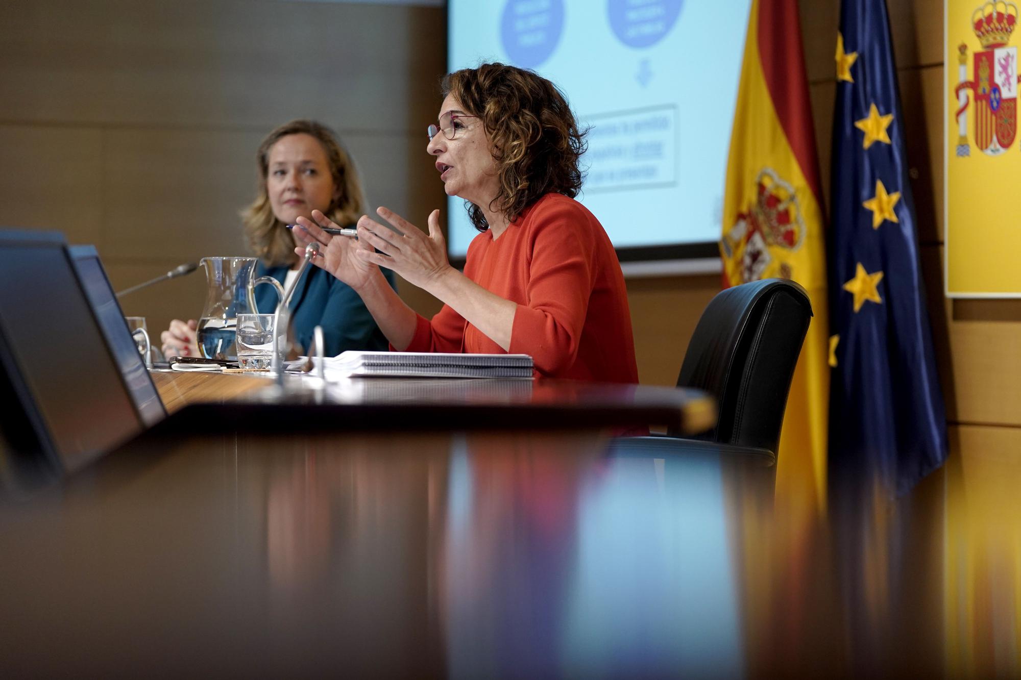 Nadia Calviño y María Jesús Montero. Cuadro Macroeconómico 2022-2025 FOTO JOSÉ LUIS ROCA