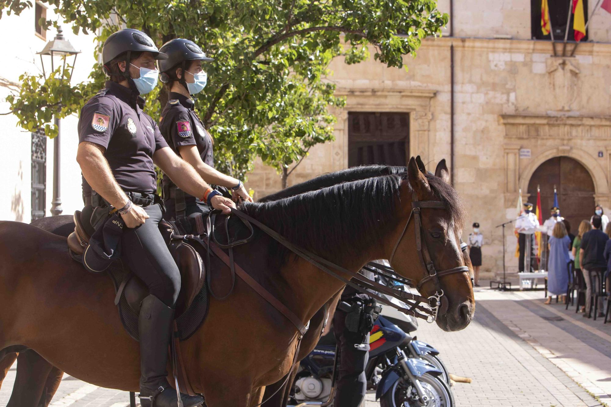 Entrega del bastón de mando al inspector jefe de la Comisaría de la Policía Nacional de Alzira - Algemesí.