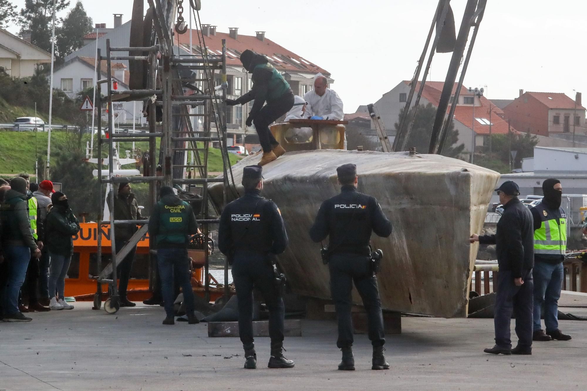 Operación de reflotado del narcosubmarino en la ría de Arousa