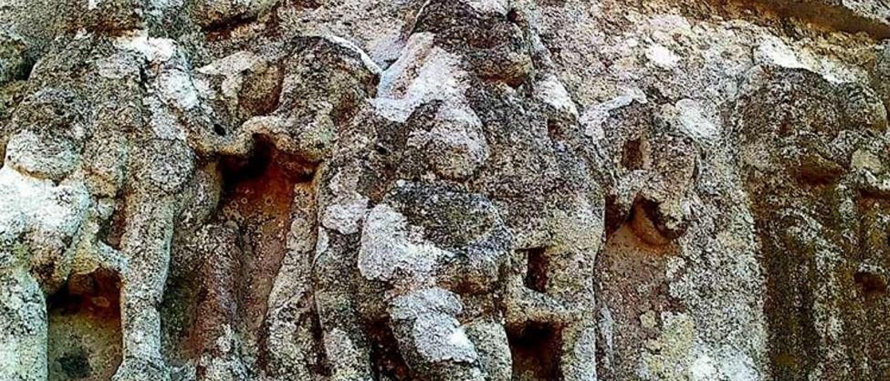 En piedras del campanario hay iconografía de la Epifanía con oferentes.