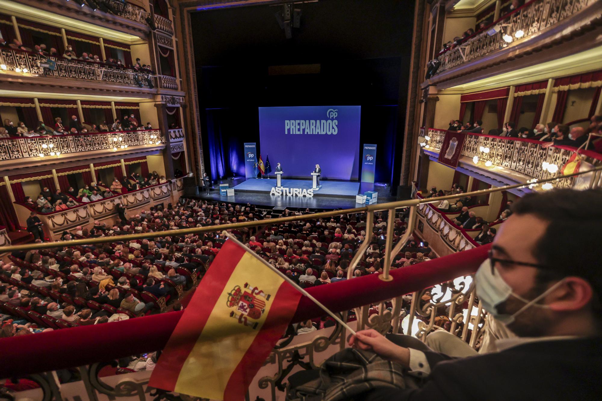 Núñez Freijóo se encuentra con los populares asturianos en Oviedo