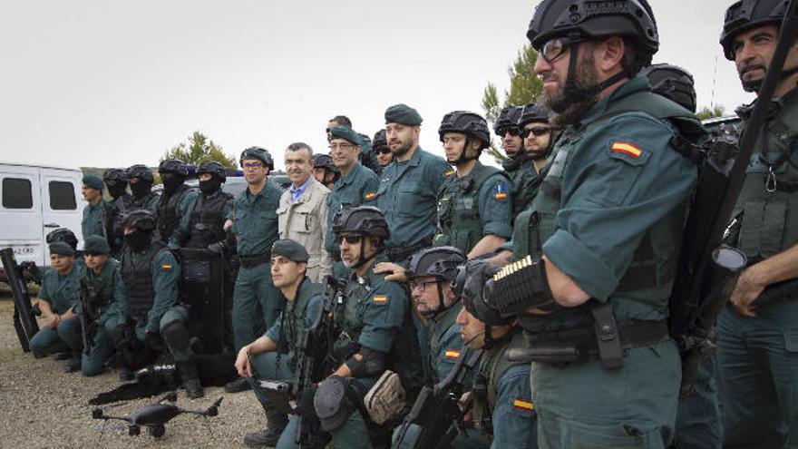 Lorenzo Silva, rodeado de militares en Logroño.