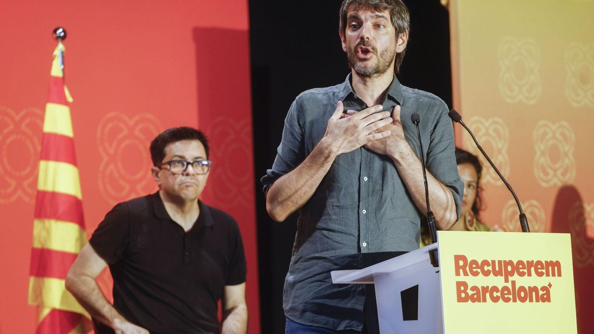 El ministro de Cultura Ernest Urtasun (d) y el diputado en el Congreso Gerardo Pisarello (i) participan en el acto de clausura del congreso de BComú celebrado este domingo en Barcelona.