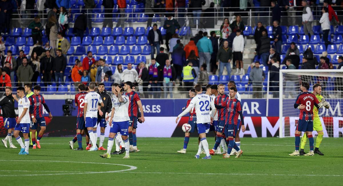 Jugadores de Real Zaragoza y SD Huesca se saludan al término del derbi disputado el curso pasado en El Alcoraz.