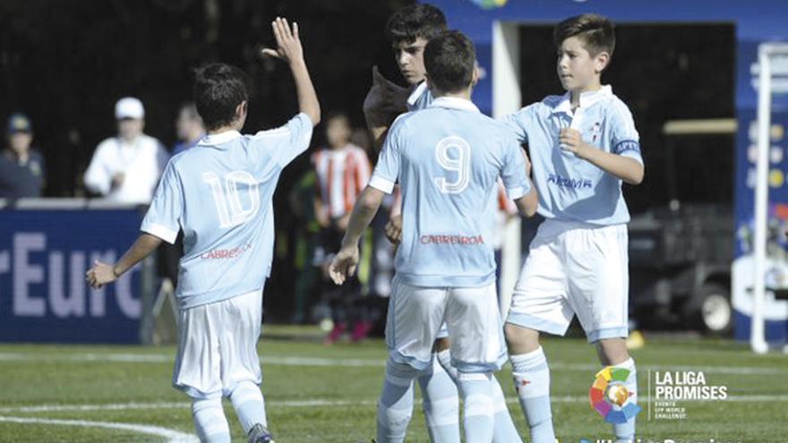 Los infantiles del Celta celebran uno de los goles a Estudiantes de La Plata. // FDV