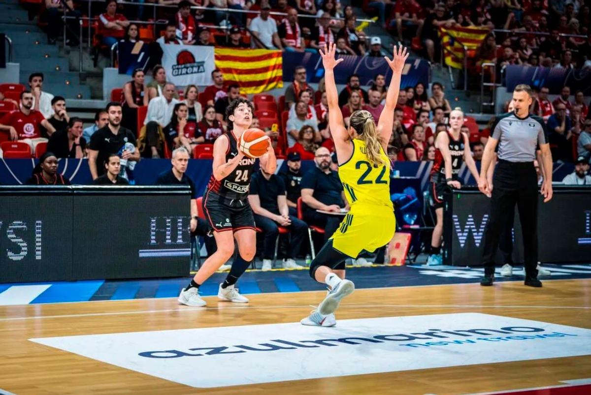 Un llançament d’Ainhoa López durant el partit de divendres de semifinals contra el Fenerbahçe.