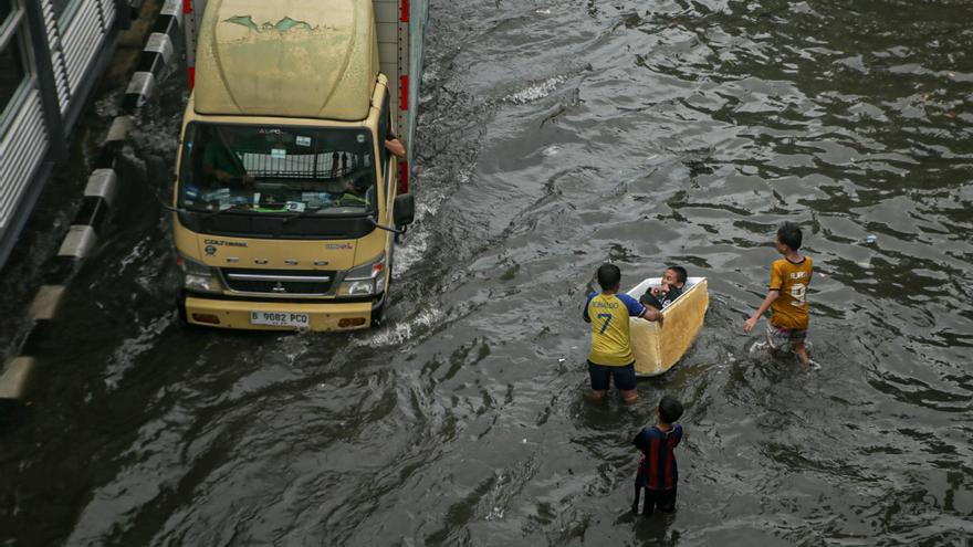 Una avalancha de tierra en el sur de Indonesia deja decenas de muertos y desaparecidos