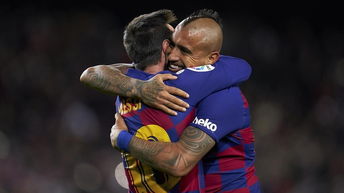 Arturo Vidal se abraza con Messi tras darle la asistencia del 1-0.