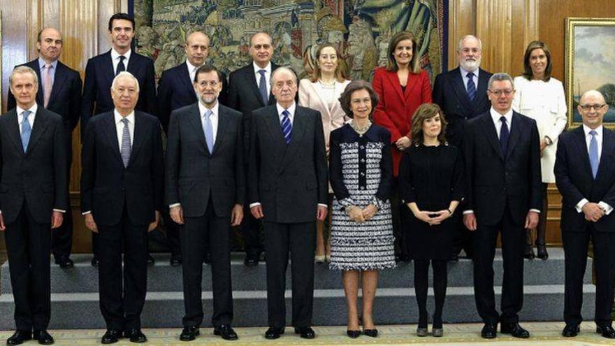 Los trece ministros del primer Gobierno de Rajoy juran sus cargos ante el rey
