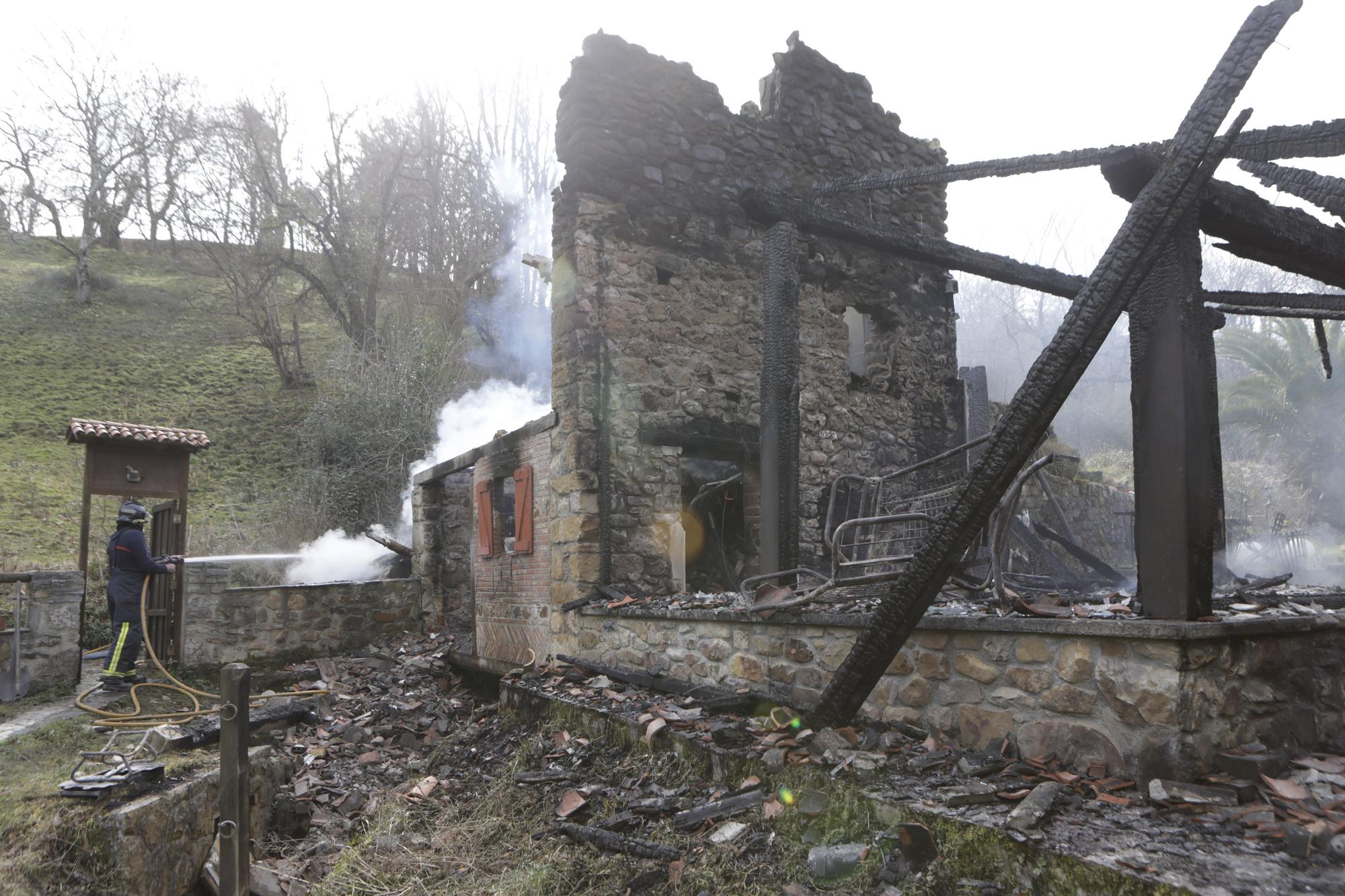 EN IMÁGENES: Las impresionantes fotografías del incendio de la casa de Piloña donde murió una mujer