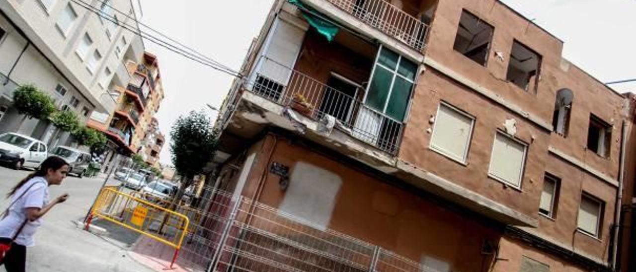 Un bloque de pisos desalojado en Elda que sufrió la acción destructiva de los «okupas».