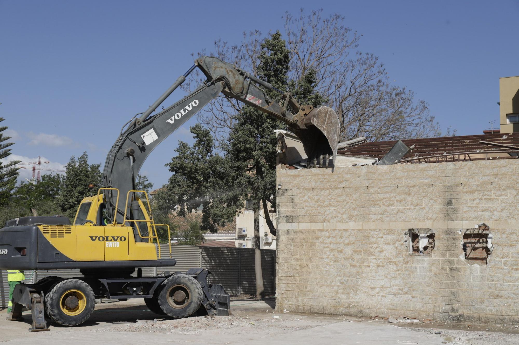 Demolición de las tres naves del Civil donde irá el tercer hospital de Málaga