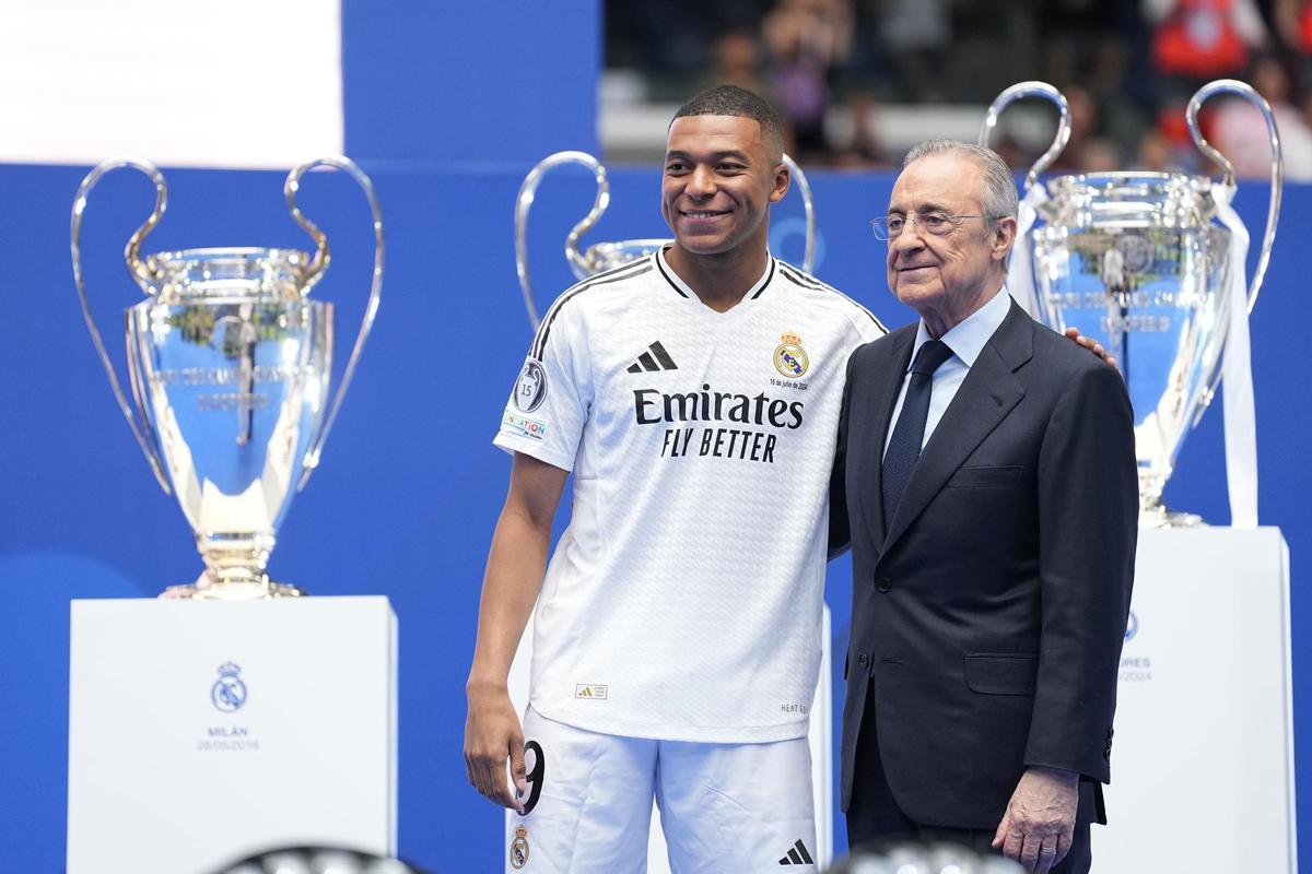 Kylian Mbappé y Florentino Pérez, en la presentación del primero como jugador del Real Madrid.