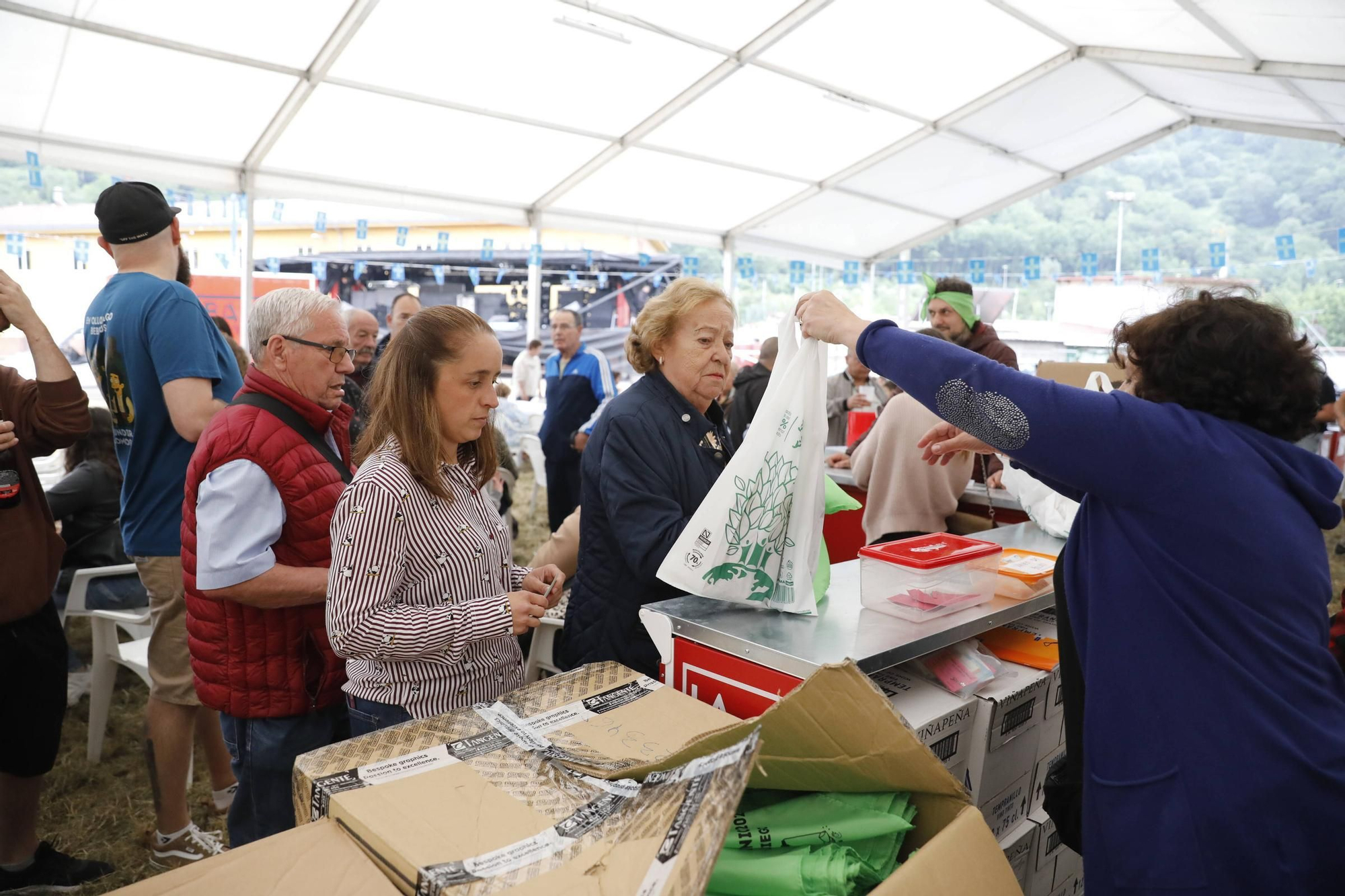 Las fiestas toman los barrios de Oviedo a las puertas del verano.