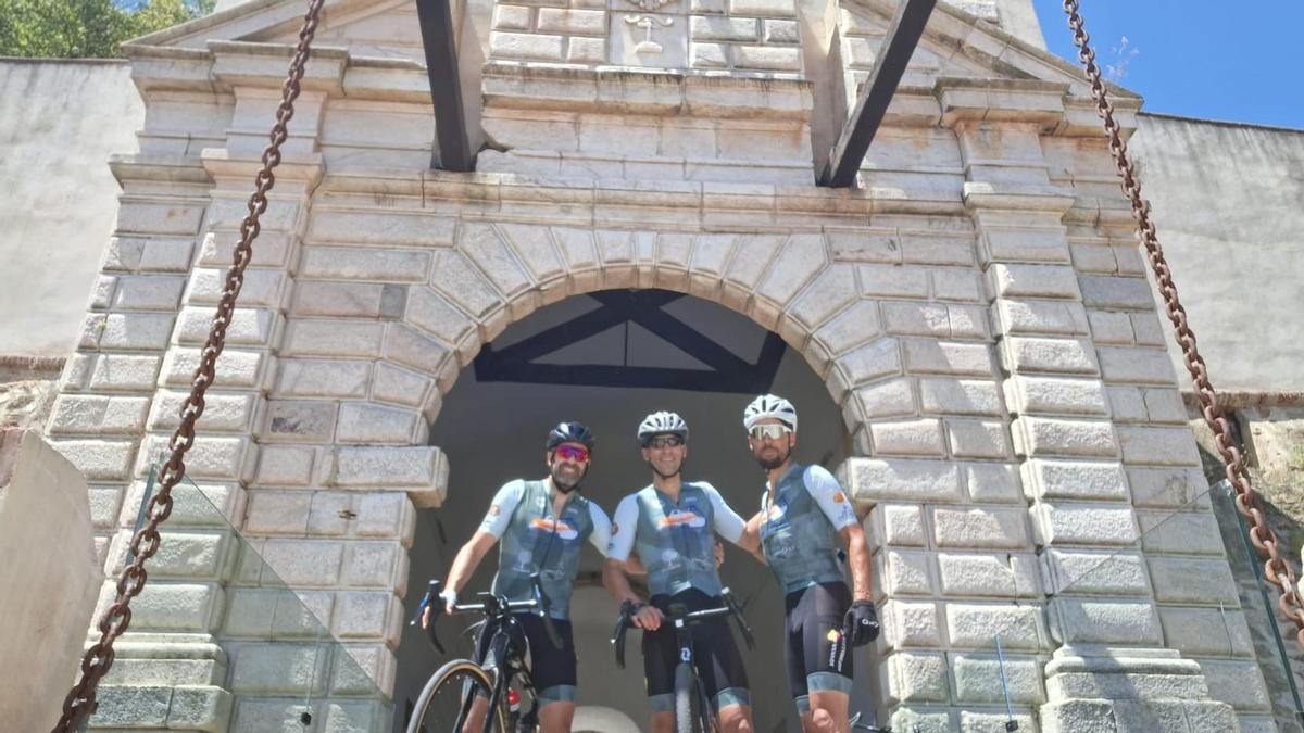 Los tres ciclistas que recorrerán los Pirineos para recaudar fondos para Admo.