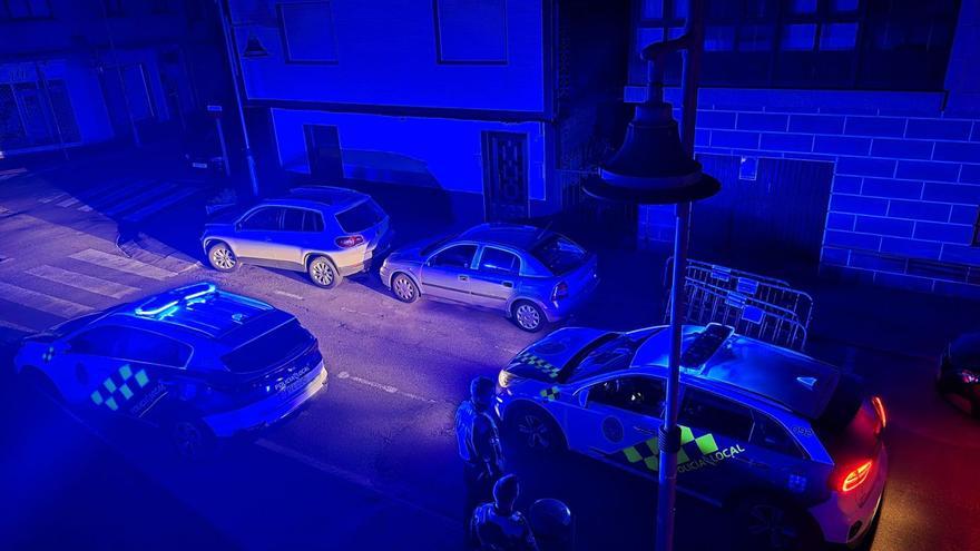 La Policía Local de Cangas en la calle Noria.
