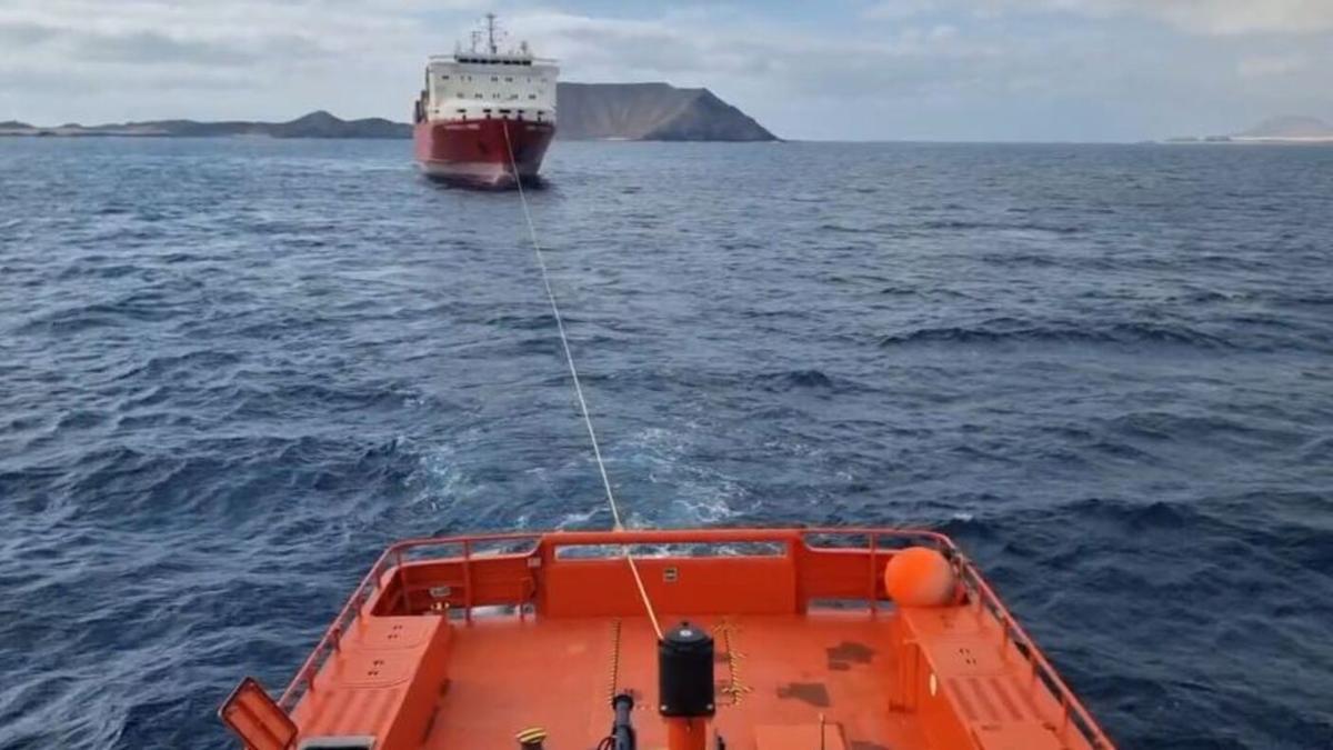 La Guardamar Polimnia remolca, este martes, al buque 'Canarias Express' cerca del Islote de Lobos, en Fuerteventura.