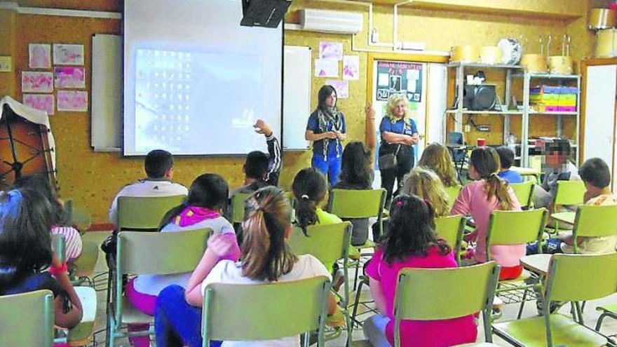 Voluntarios de Icnelia, en las aulas de Santa Pola.