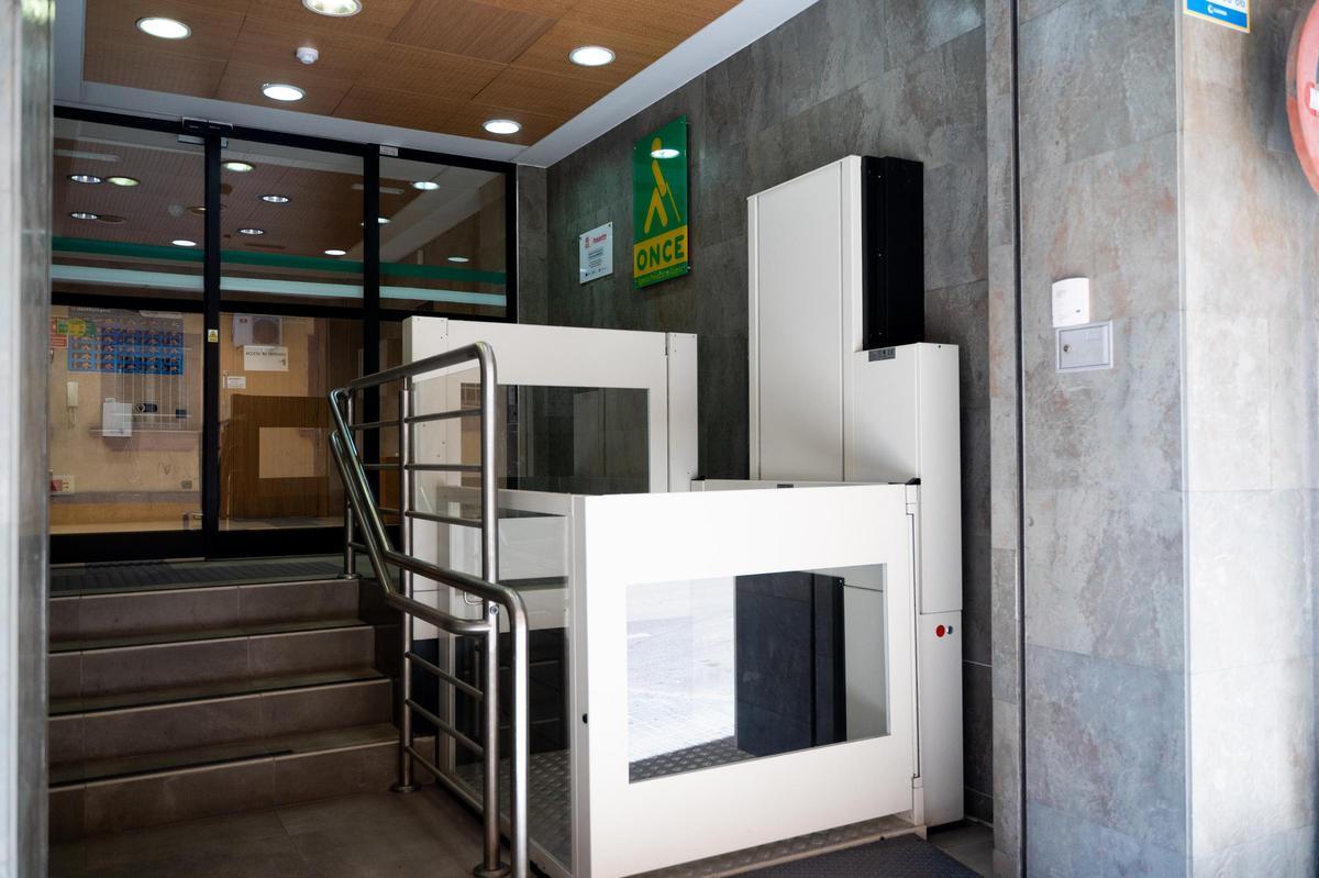 La sede de la ONCE en la ciudad cuenta con un acceso adaptado en su entrada principal.