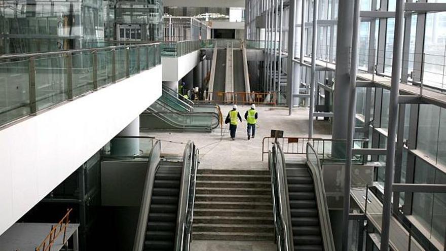 Sobre estas líneas imágenes de la nueva Terminal del aeropuerto. A la derecha, en los accesos a la planta de salidas, el director Santiago Martínez-Cava explica detalles de la amplación. Una de la cintas de equipajes y explanada de entrada al edificio principal