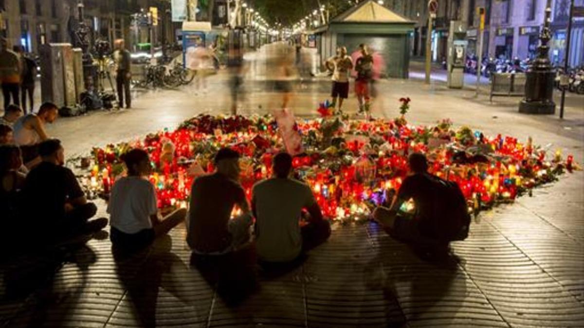 Ofrendas en el Pla de l'Os de la Rambla, poco antes de que amaneciera ayer.