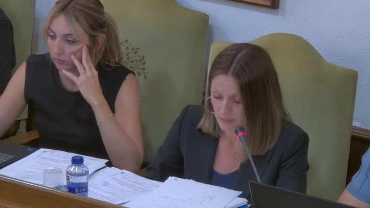 Araceli Sansaloni y Ana Morell, en un pleno celebrado recientemente en Oliva.