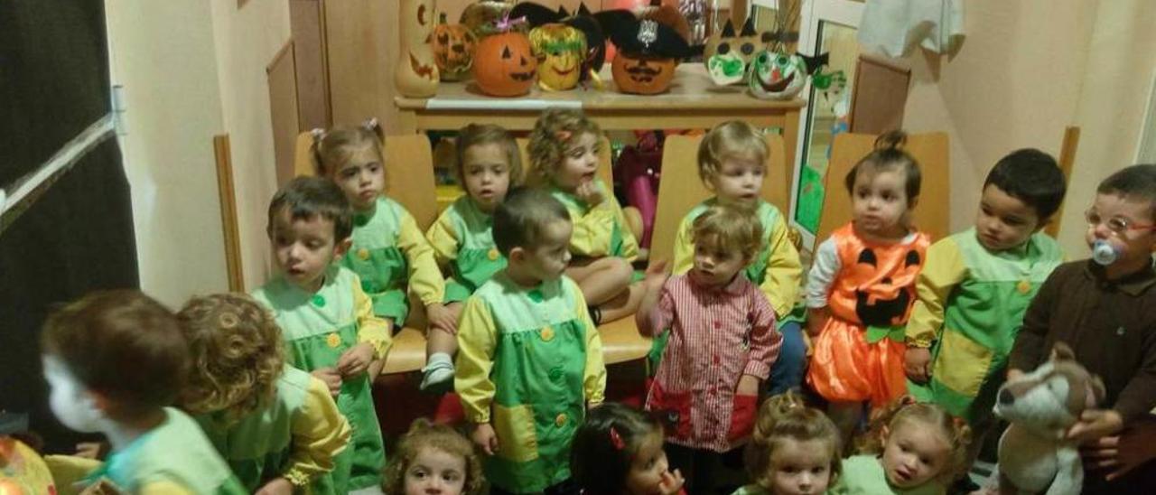 Los niños con las calabazas, ayer, en la escuela naveta.