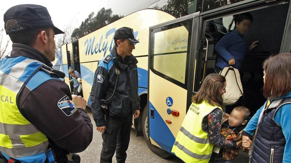Foto de archivo de agentes de la Policía Local de Vigo supervisando un autobús escolar antes de la pandemia del coronavirus.