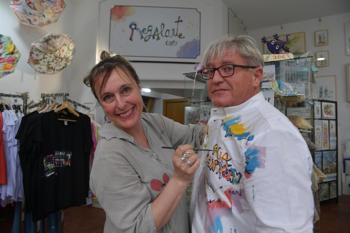 Laura Doldán y Aníbal Rodríguez con la camisa personalizada de la calle San Juan