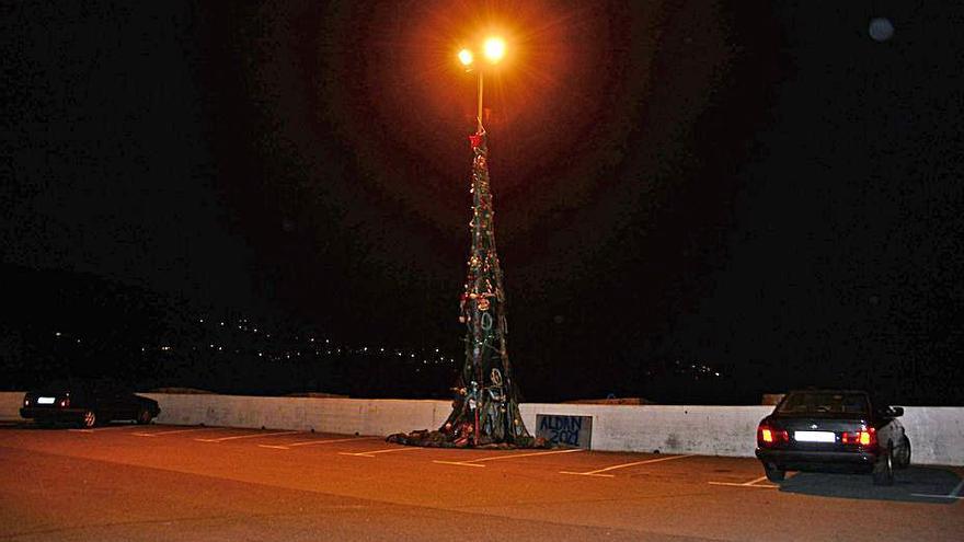 El árbol iluminado por la noche.   | // GONZALO NÚÑEZ