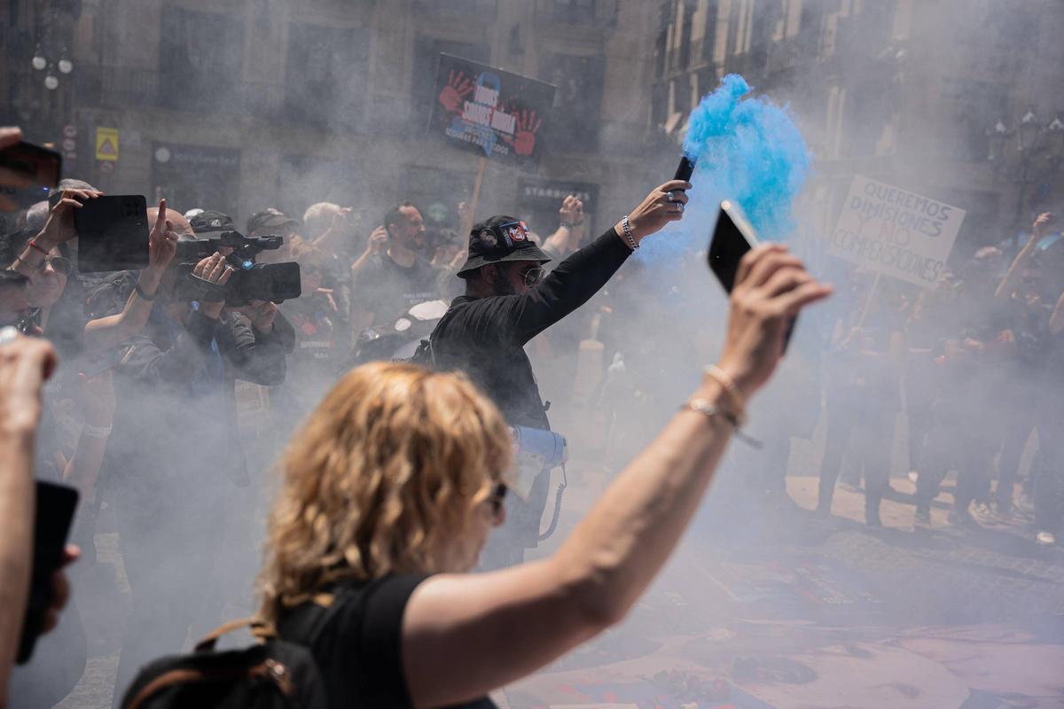 Trabajadores de prisiones se manifiestan en Barcelona para tener mayor seguridad.