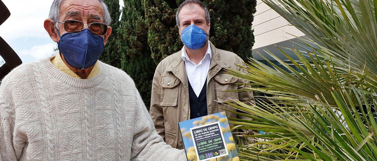 Juan Obrador con un ejemplar de la obra y, a su lado, Josep Colonques, en la sede de Diario de Ibiza.