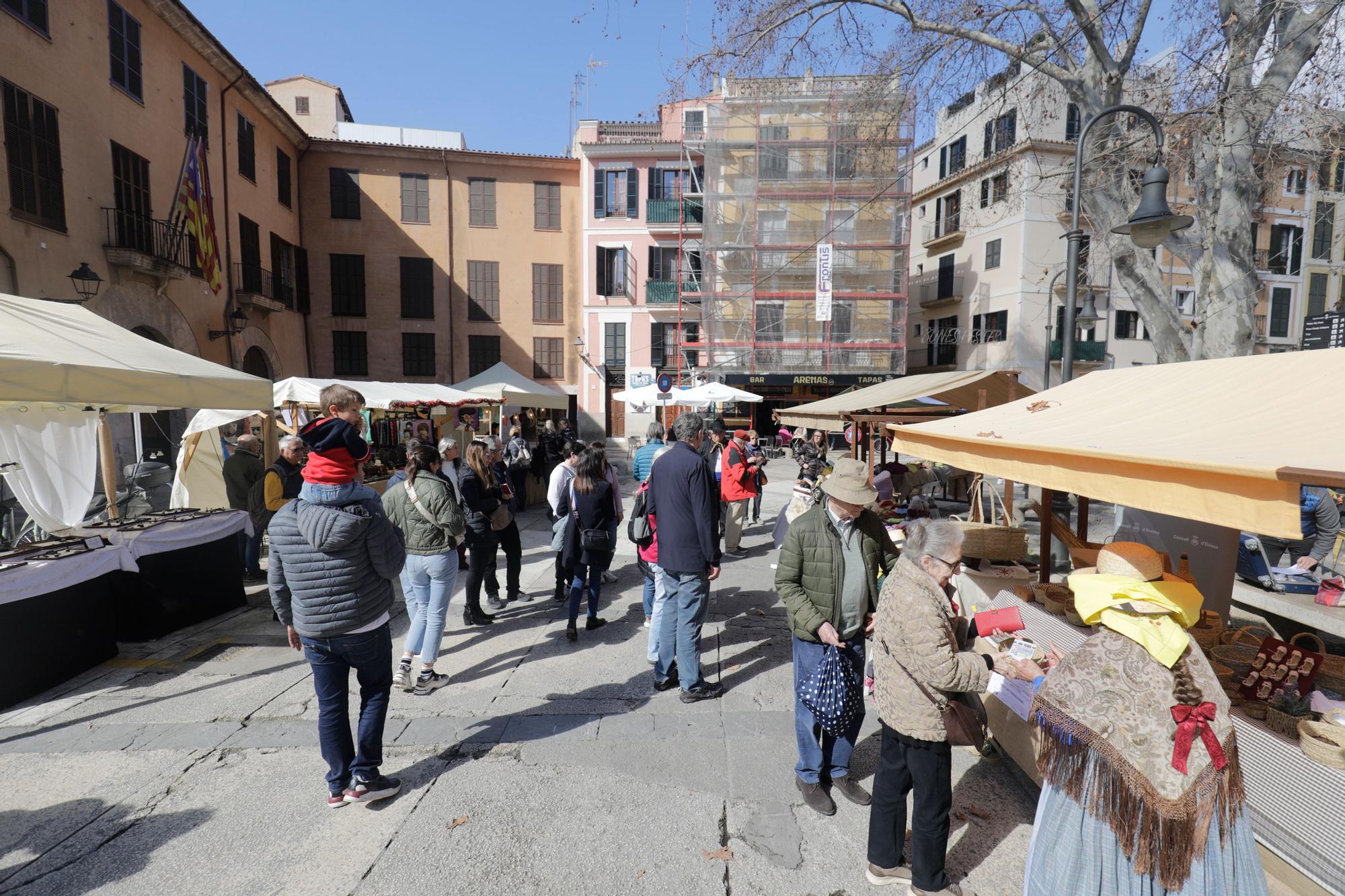 Miles de personas disfrutan de la primera jornada de la Diada de les Illes Balears