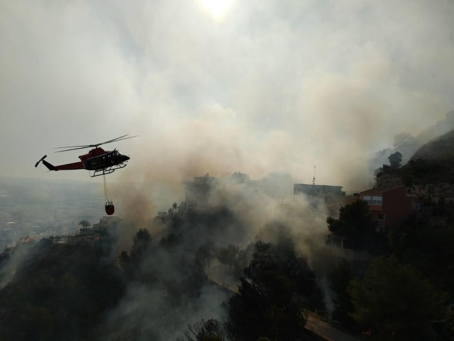 Incendio en la ladera del castillo de Cullera