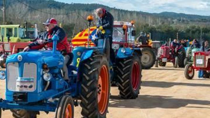 Els tractors desfilen a Llagostera