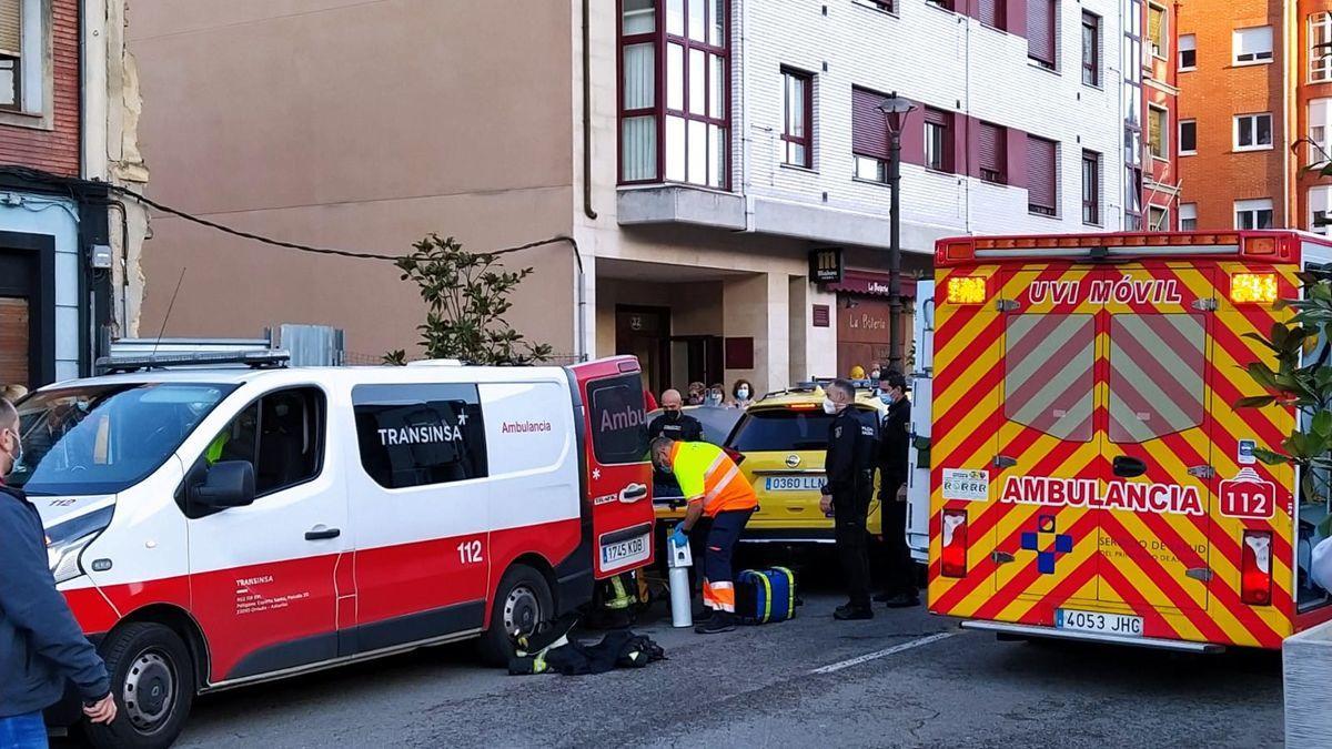 Los servicios sanitarios tratan de reanimar a la víctima.